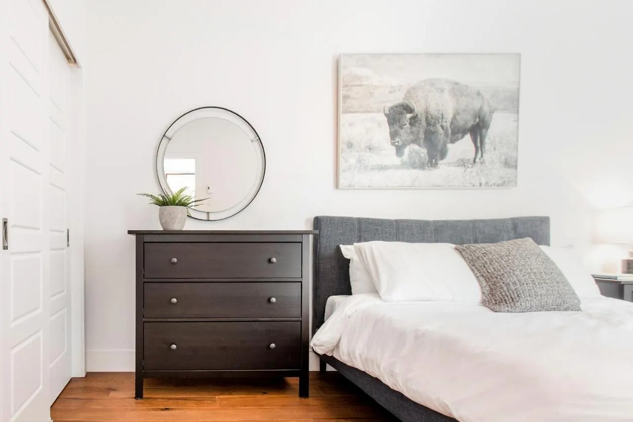 아파트 Sleek Condo In The Heart Of Little Italy By Den Stays 몬트리올
