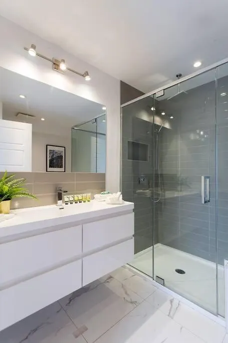 Sleek Condo In The Heart Of Little Italy By Den Stays Montreal 0*,