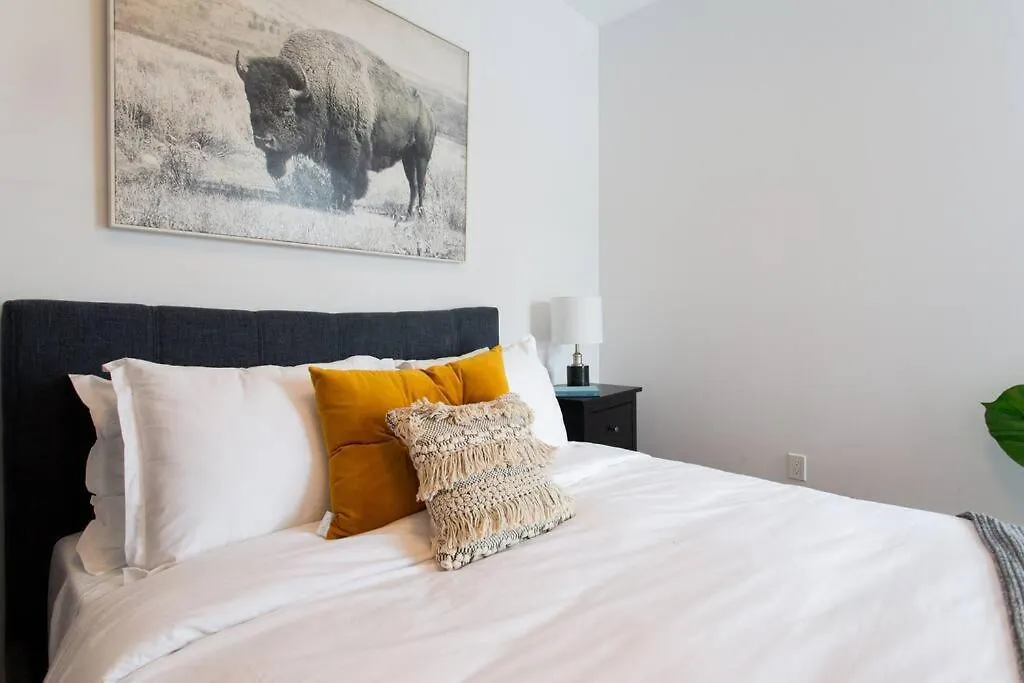 Sleek Condo In The Heart Of Little Italy By Den Stays Montreal 0*,